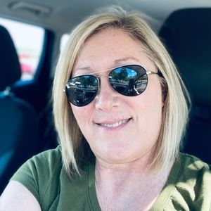 Meet your Posher, Dina